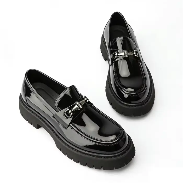 Chaussures en cuir pour hommes à décoration métallique, grande taille, style mode, à talon épais et 