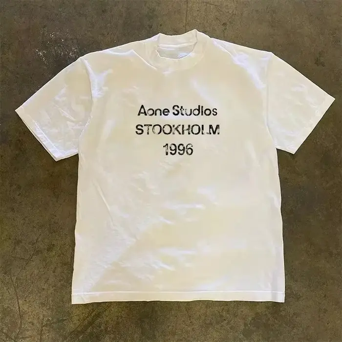 T-shirt classique avec logo STOCKHOLM 1996, minimalisme de luxe délavé, t-shirt graphique en coton p