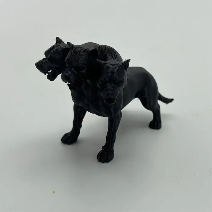 Statue de chien gothique à trois têtes