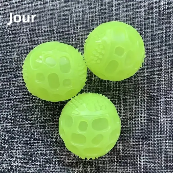 Balle de jouet pour chien qui brille dans la nuit